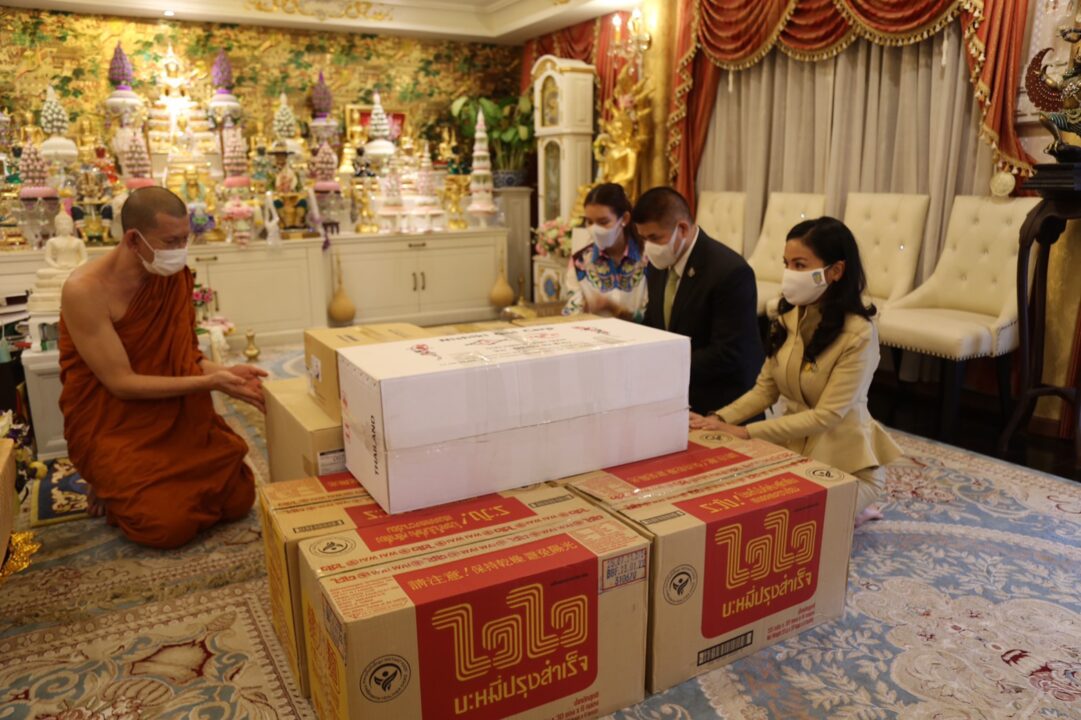 "ศปฉ.พปชร." มอบเครื่องอุปโภคบริโภคให้พระภิกษุสงฆ์-สามเณร วัดหงส์รัตนาวรวิหาร - Vimarsana News