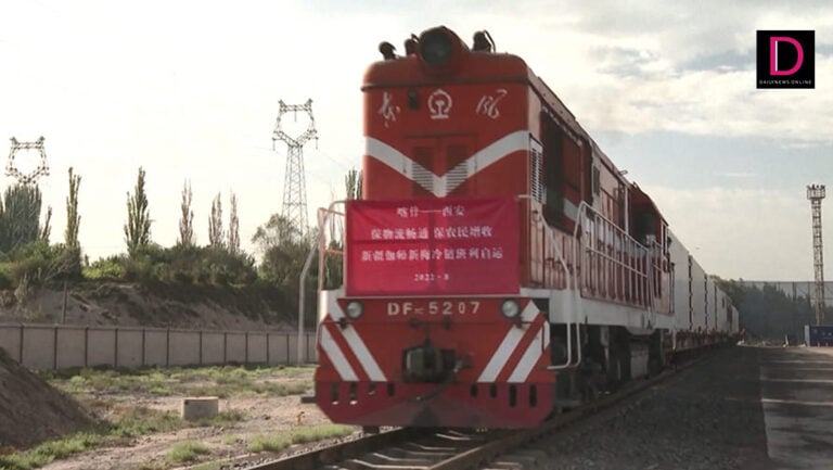 ซินเจียงอุยกูร์ของจีนนำรถไฟควบคุมอุณหภูมิ มาใช้ขนส่งลูกพลัมเป็นครั้งแรกในปี 65