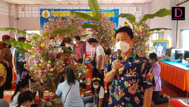 'บุญลือ' ร่วมทำบุญวันพระใหญ่ ทอดผ้าป่าคอมพิวเตอร์-ซ่อมแซมอาคารเรียน