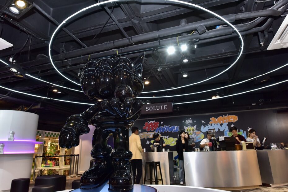 10.บรรยากาศบริเวณชั้น 1 จัดแสดงหุ่น Blackhole และ Salute cafe