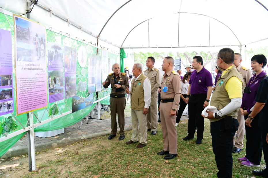 รับฟังบรรยายสรุปติดตามความคืบหน้าของโคร