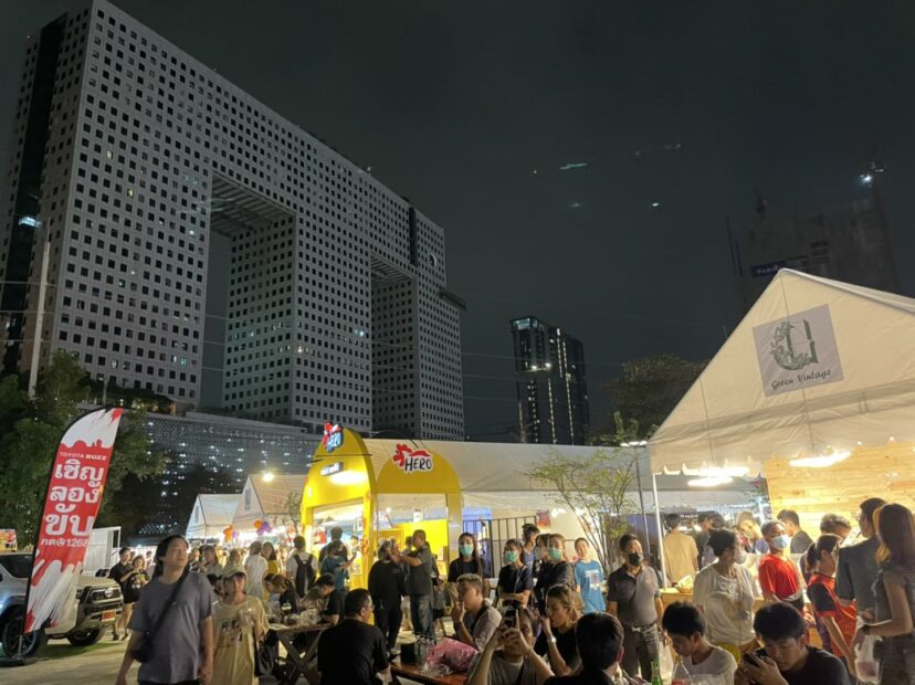 สถานที่กลางเมือง ณ แยกรัชโยธิน