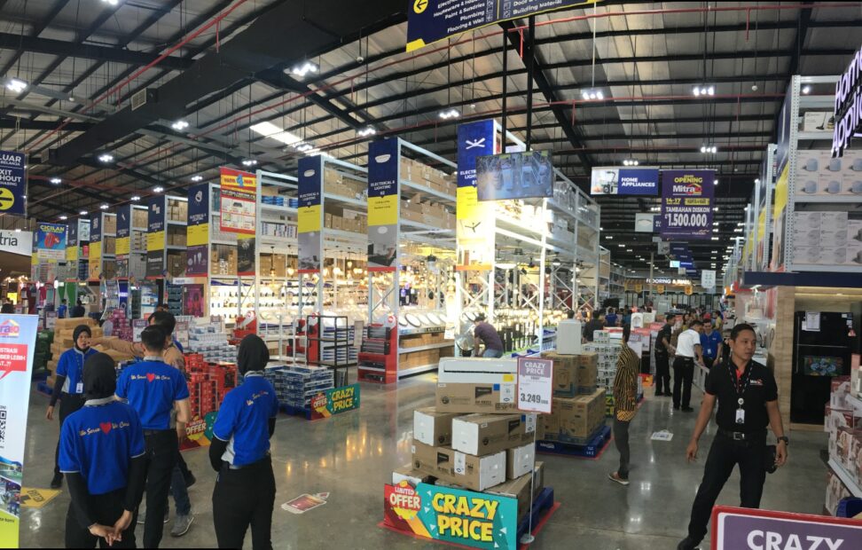 Foto 3_ Bagian Dalam Salah Satu Outlet Mitra 10