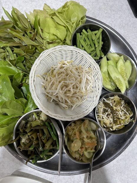 1 ผักสดและผักดองครบครัน ( นำไปวางคู่กับจานขนมจีนเป็นภาพเปิด)