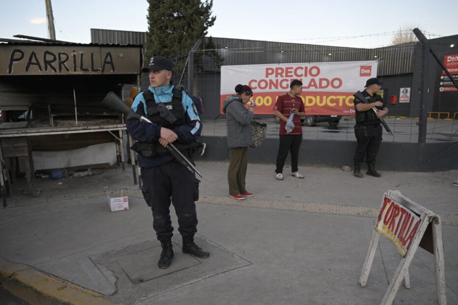 ARGENTINA-ECONOMY-SOCIAL-LOOTING