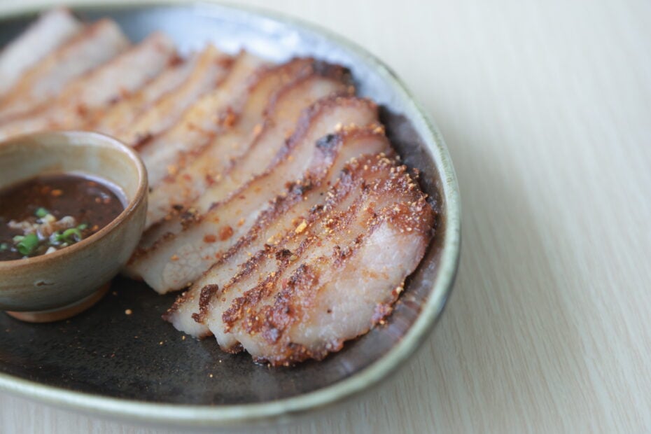 4 คอหมูย่างคลุกฝุ่น