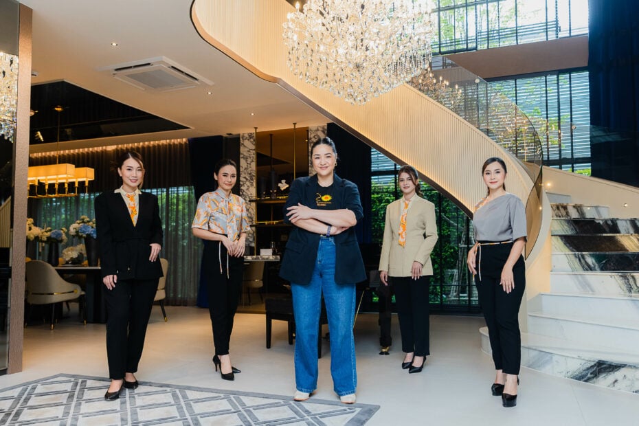 โฉมชฎา กุลดิลก และนางแบบในชุดยูนิฟอร์มจากคอนเซปต์ Sunflower Mindset (2)