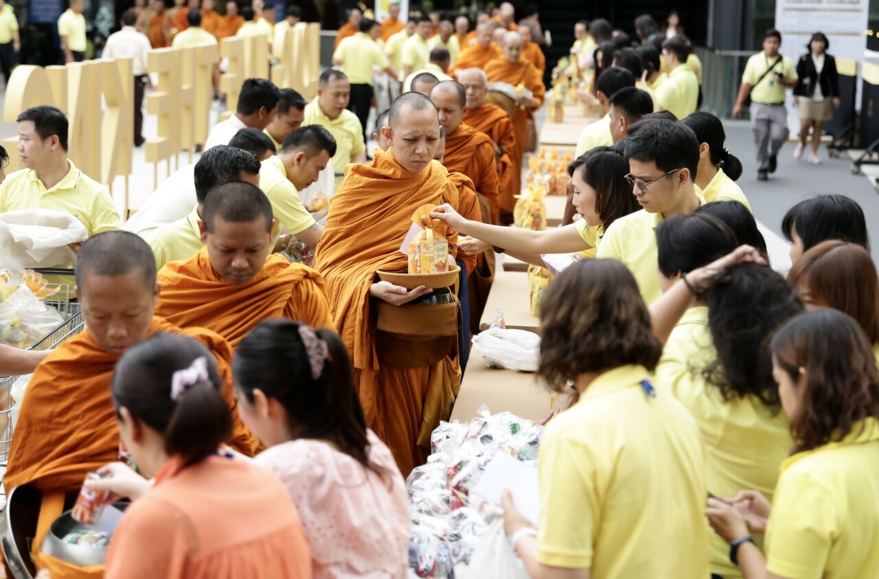 6 พิธีทำบุญตักบาตร _