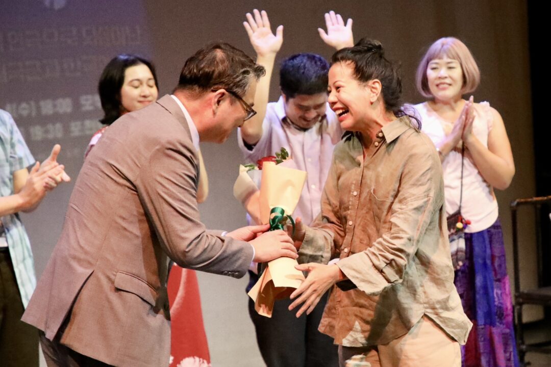 ท่านทูตปาร์คมอบดอกไม้กับผู้กำกับภัทรสุด_0
