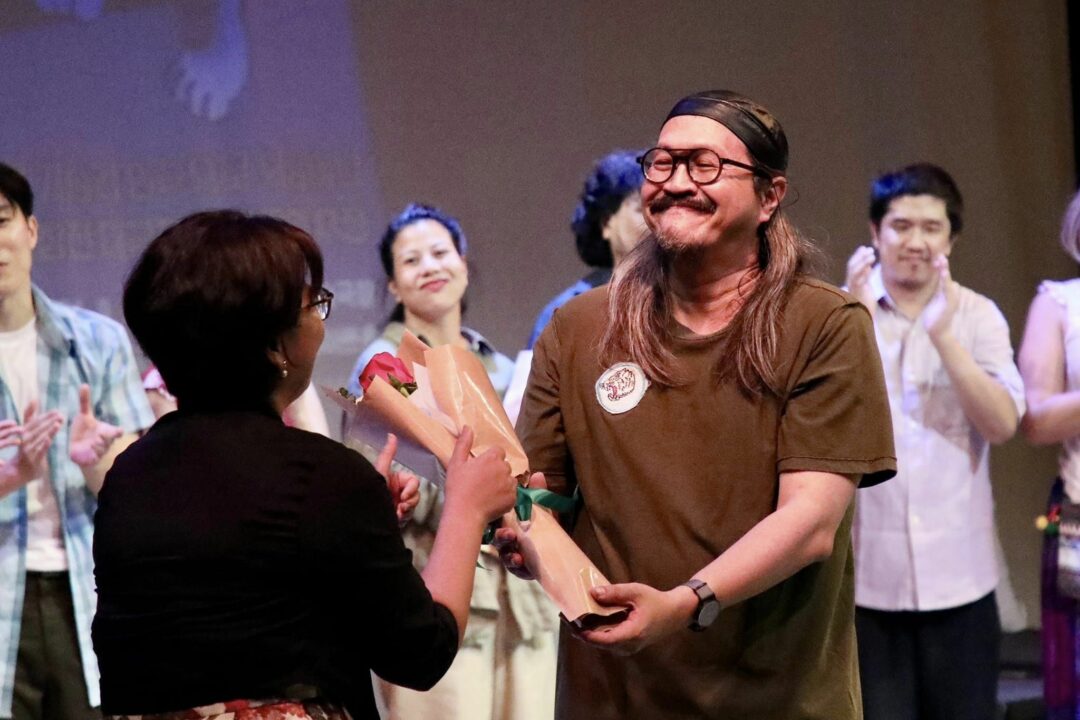 นางซอนจู ลี มอบดอกไม้กับผู้อำนวยการแสดงปว