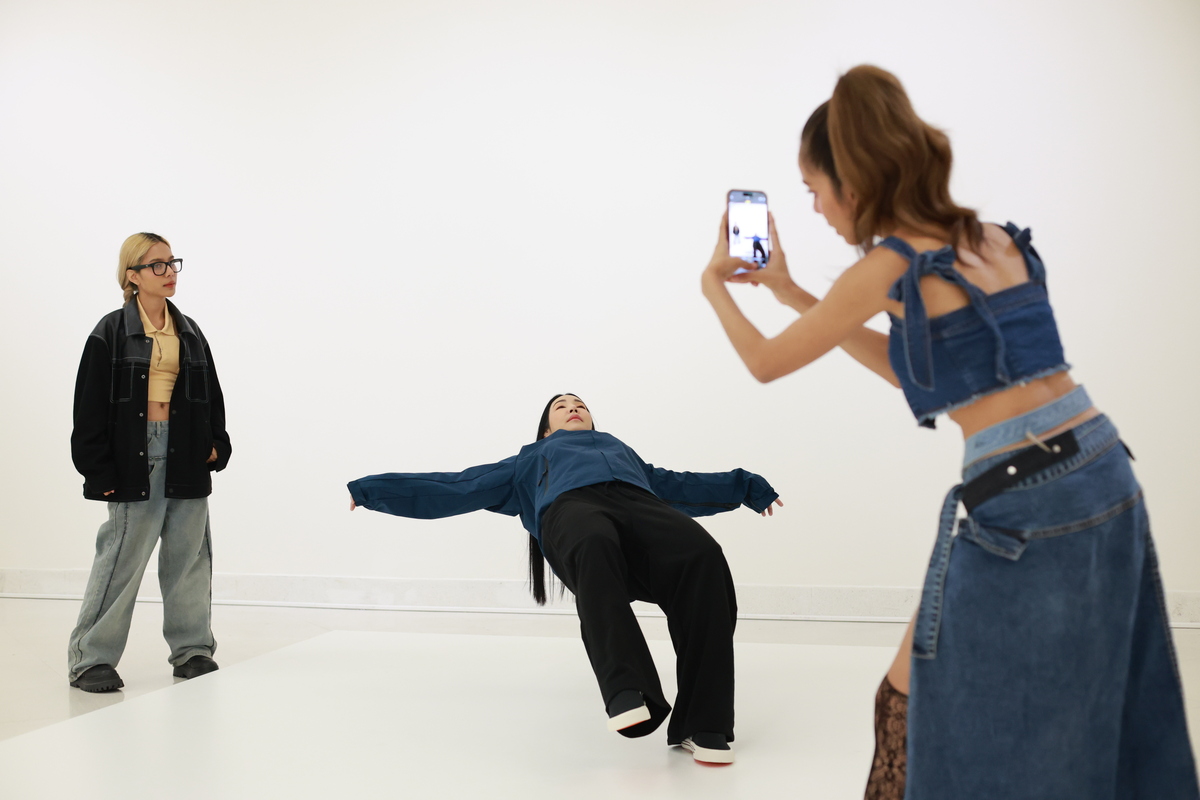 04 พบกับความงามเพียงชั่วพริบตาจากซวีเจริ้น Xu Zhen ในศิลปะการแสดงสด “In Just A Blink of An Eye Performance” ที่ MOCA BANGKOK