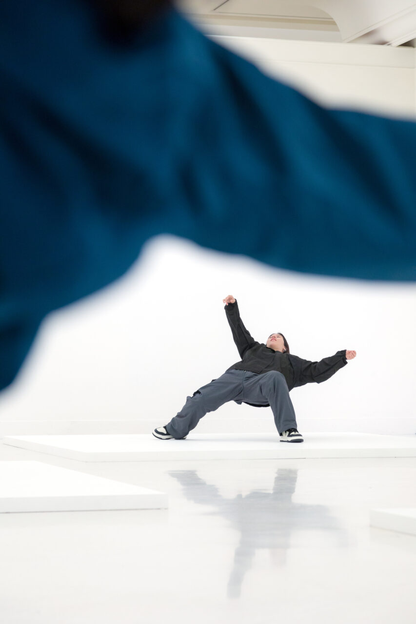 09 พบกับความงามเพียงชั่วพริบตาจากซวีเจริ้น Xu Zhen ในศิลปะการแสดงสด “In Just A Blink of An Eye Performance” ที่ MOCA BANGKOK