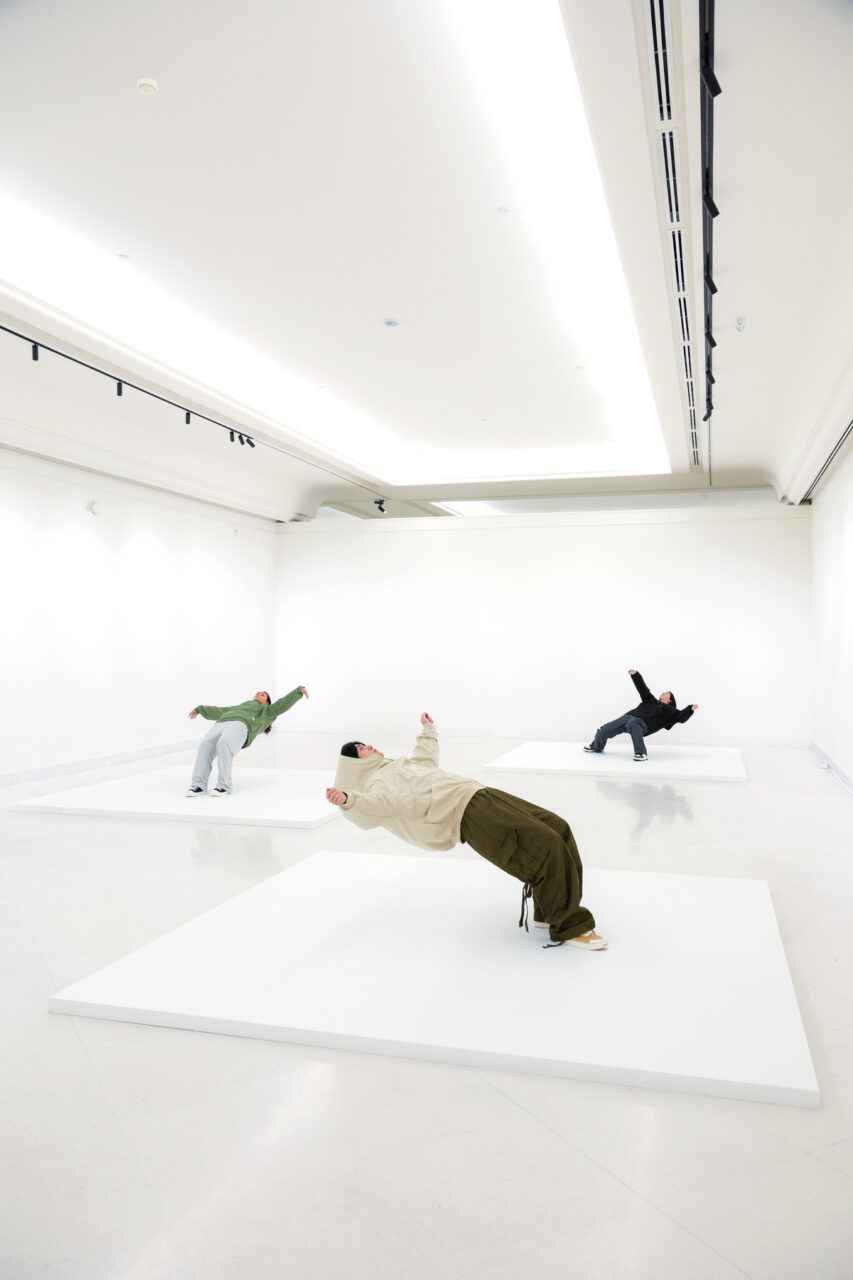 10 พบกับความงามเพียงชั่วพริบตาจากซวีเจริ้น Xu Zhen ในศิลปะการแสดงสด “In Just A Blink of An Eye Performance” ที่ MOCA BANGKOK
