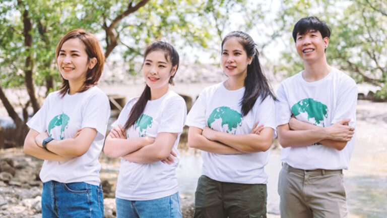 เสื้อรุ่น
