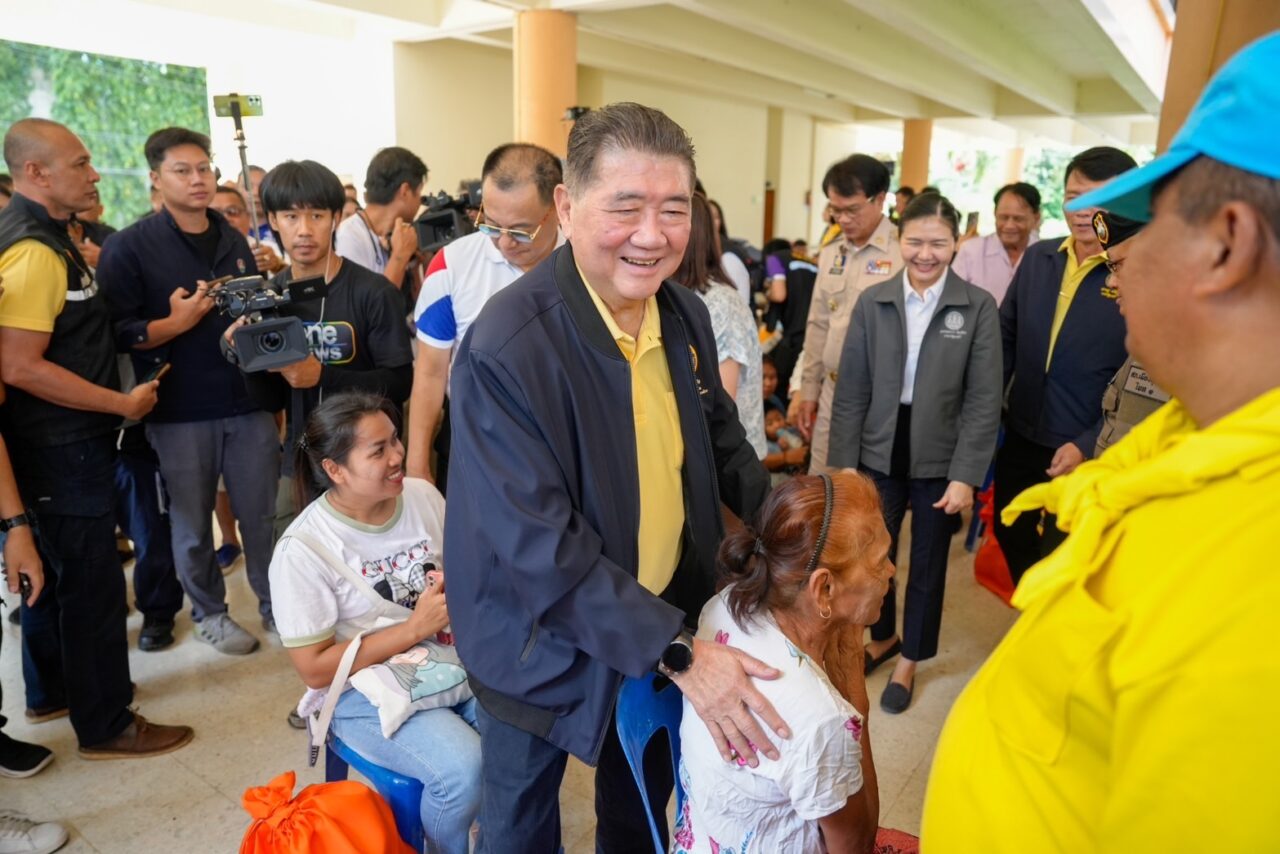 “ภูมิธรรม” ลงพื้นที่ให้กำลังใจและมอบถุงยังชีพแก่ประชาชนผู้อพยพ