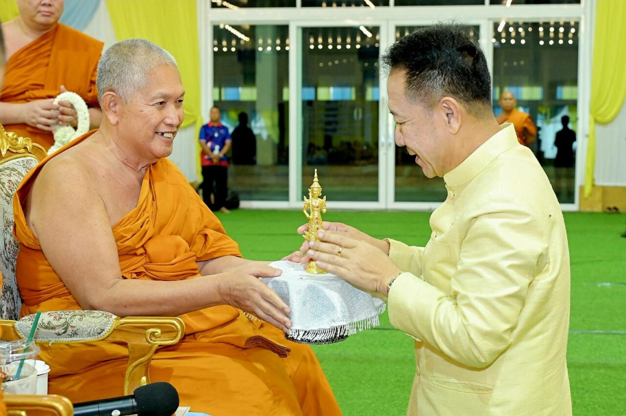 ผู้เข้าร่วมพิธีถวายพระพร