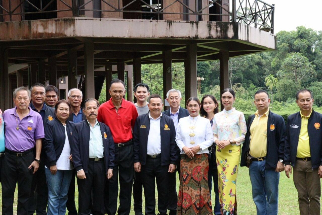 คณะเยี่ยมพระราชวังรัตนรังสรรค์