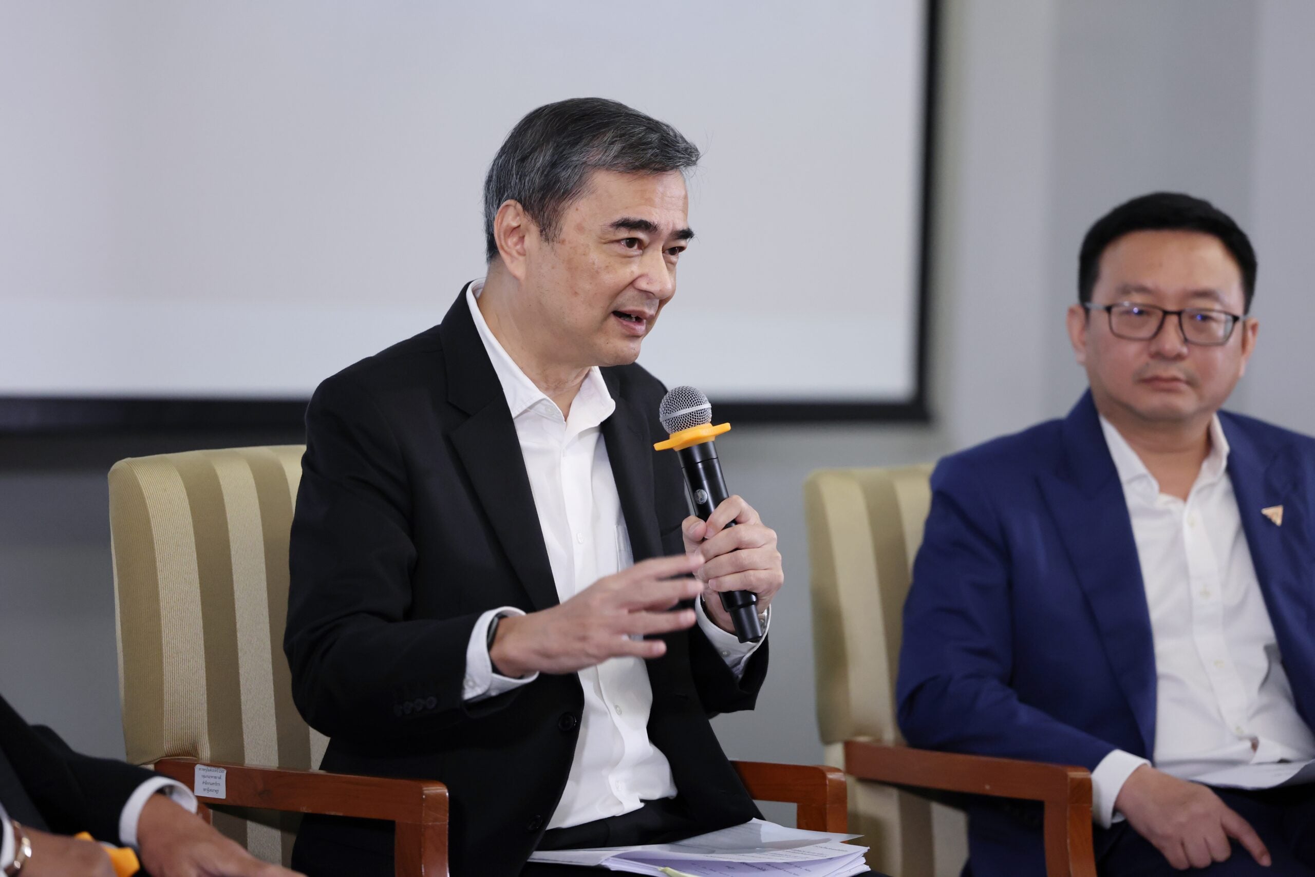 ‘อภิสิทธิ์​’ รับ​ กังวลสภาพการเมืองปัจุบัน​ แต่ไม่กังวลทำหน้าที่ฝ่ายค้าน​ เชื่อ ไม่มีใครยอมปล่อยบ้านเมืองอยู่บนความไม่ถูกต้อง​