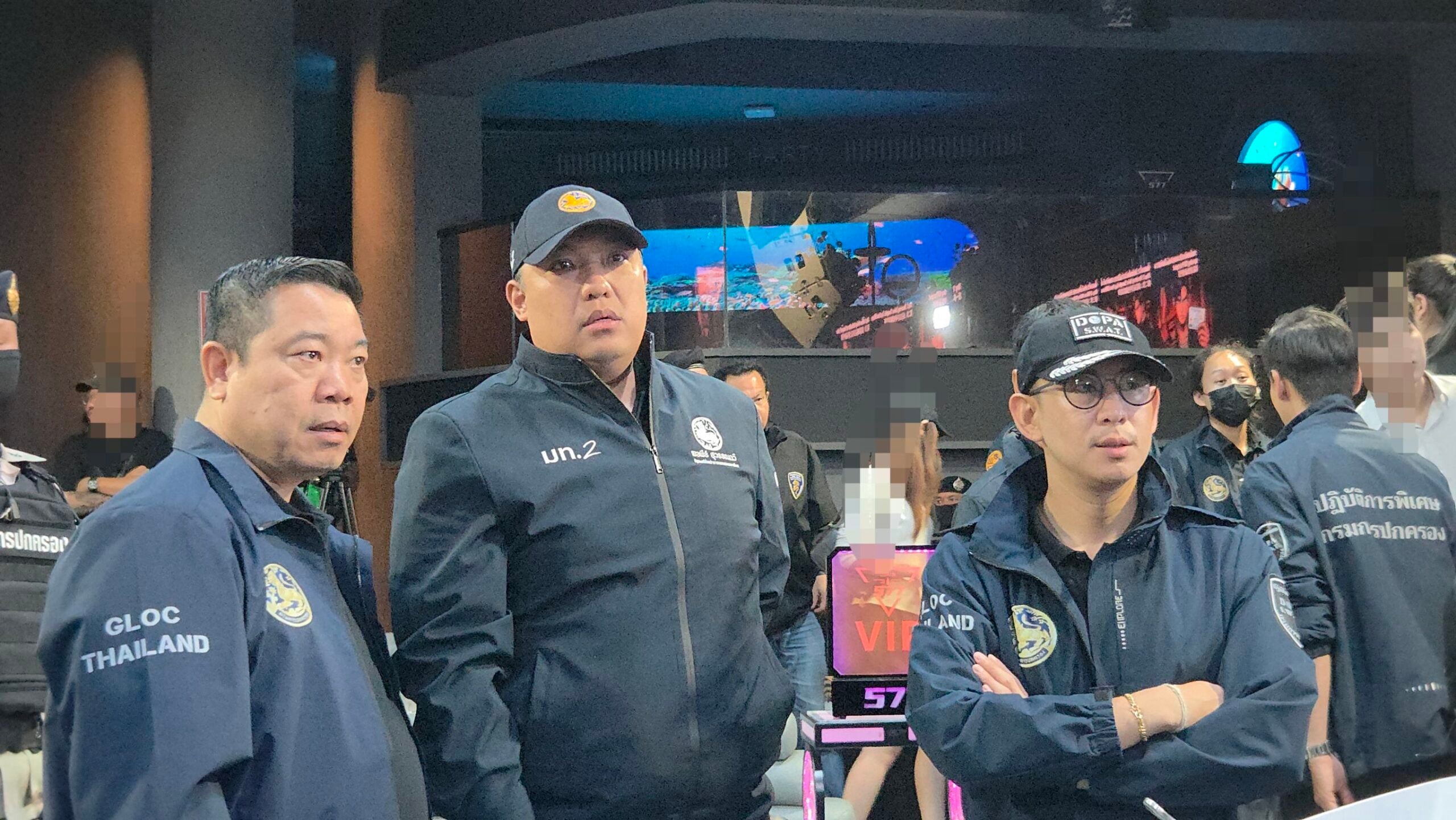 ‘พลพีร์ – วรศิษฎ์’เปิดปฏิบัติการสิงห์ปราบ มังกรทมิฬ‘ บุกจับ 577CLUB ผับจีนย่านห้วยขวาง พบ ’เคยถูกจับ—ยังเปิดซ้ำ‘ ลั่นไม่มีเคลียร์!!