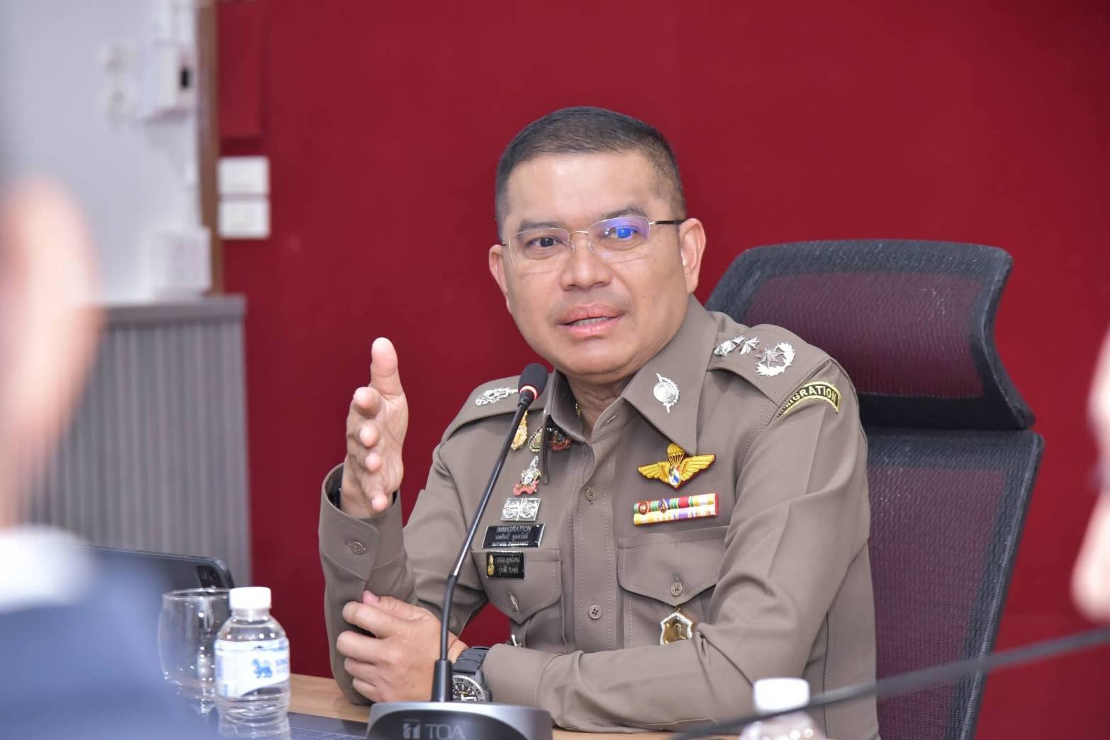 ตม.ตามหาพิธีกรดังดัตช์ครอบครัวอ้างหายในไทย พบออกไปลาวตั้งแต่ปลายปี 68