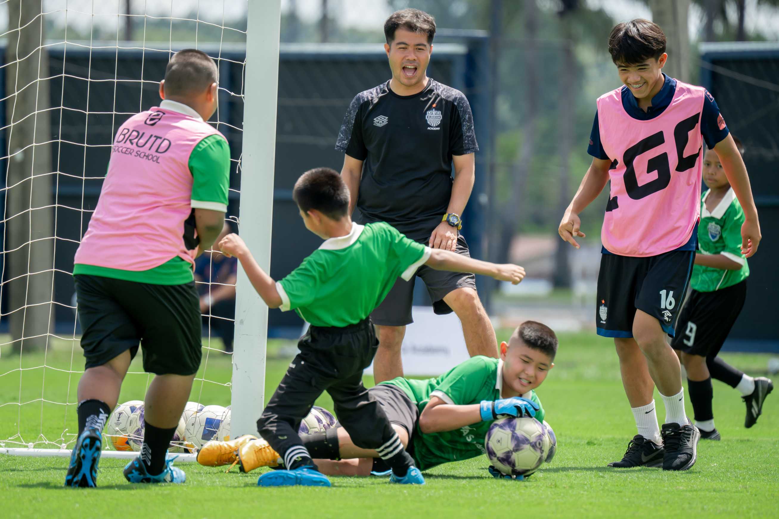 AIS Sport Academy-บุรีรัมย์-ตชด. ภาค 2 จัด THUNDER DREAM พาเด็ก 80 คนสัมผัสฟุตบอลอาชีพ
