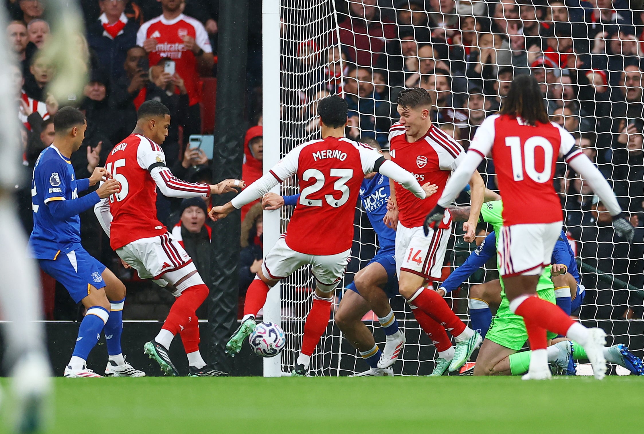 อาร์เซนอลเปิดบ้านทุบเอฟเวอร์ตัน 2-0 ทำแต้มทาบแมนฯ ซิตี้ จ่าฝูงพรีเมียร์ลีก