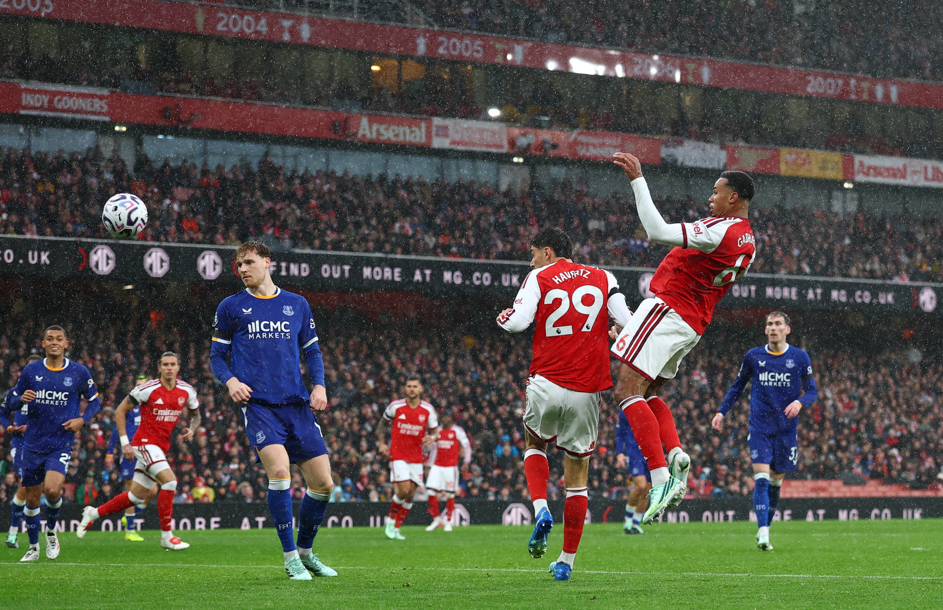 อาร์เซนอลเปิดบ้านทุบเอฟเวอร์ตัน 2-0 ทำแต้มทาบแมนฯ ซิตี้ จ่าฝูงพรีเมียร์ลีก
