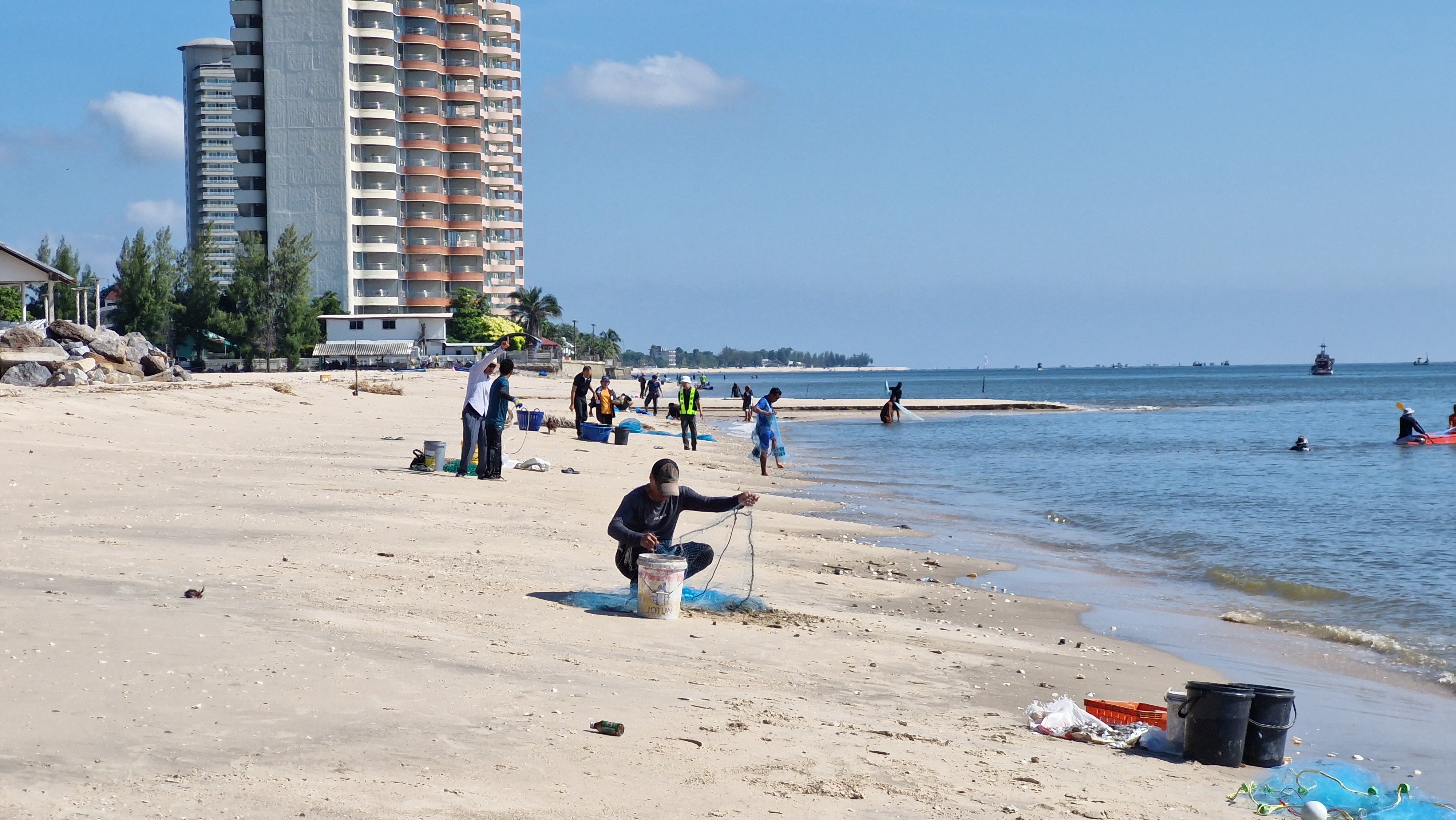 “น้ำเบียด” ชะอำ ปลาทะเลเกยหาดยาว 1.5 กม. ชาวบ้านนับร้อยแห่จับ