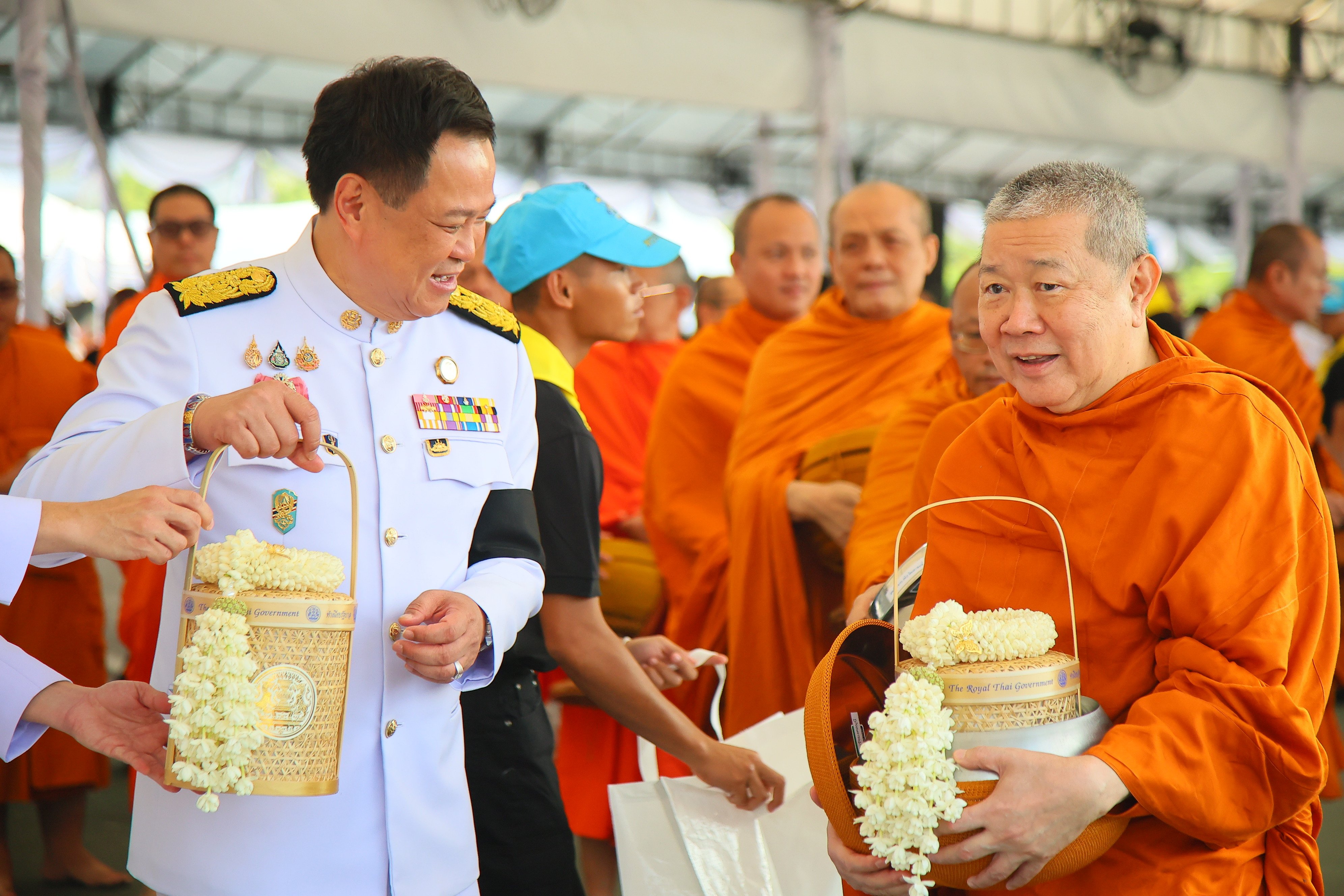 ครบ 1 ปีวันสวรรคตพระพันปีหลวง นายกฯ นำทำบุญตักบาตร
